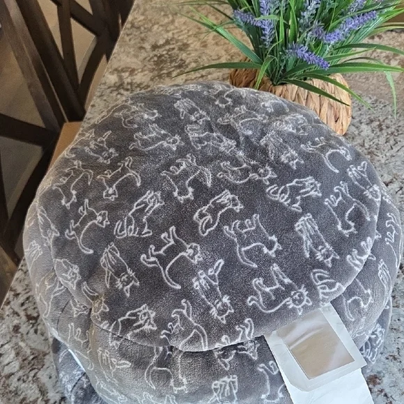 Cupcakes & Cashmere Gray Patterned Pet Bed - Picture 7 of 12